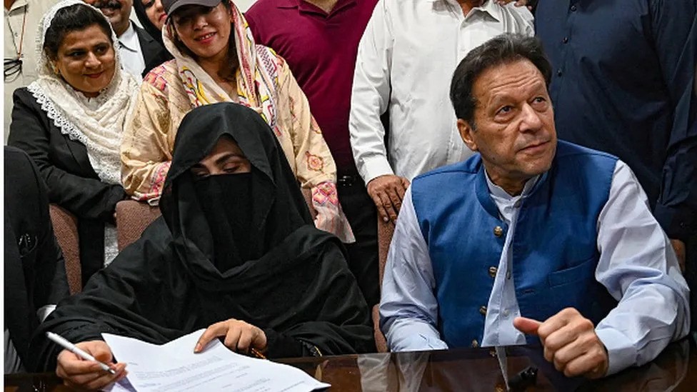 Imran Khan: Ο πρώην πρωθυπουργός του Πακιστάν και η σύζυγός του Bushra Bibi φυλακίστηκαν για διαφθορά